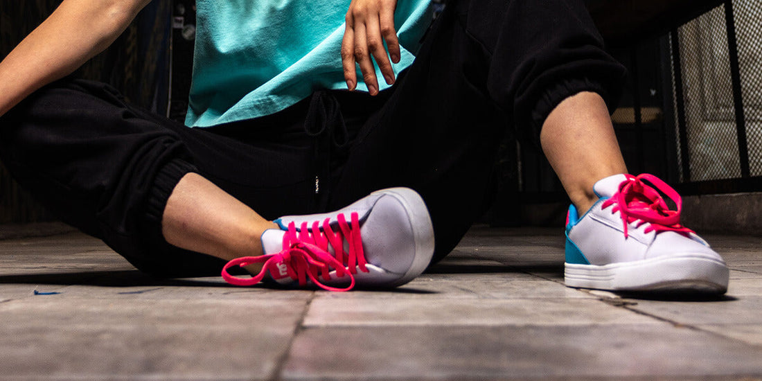 ¿Cómo combinar tus tenis DC de mujer con vestidos y faldas?